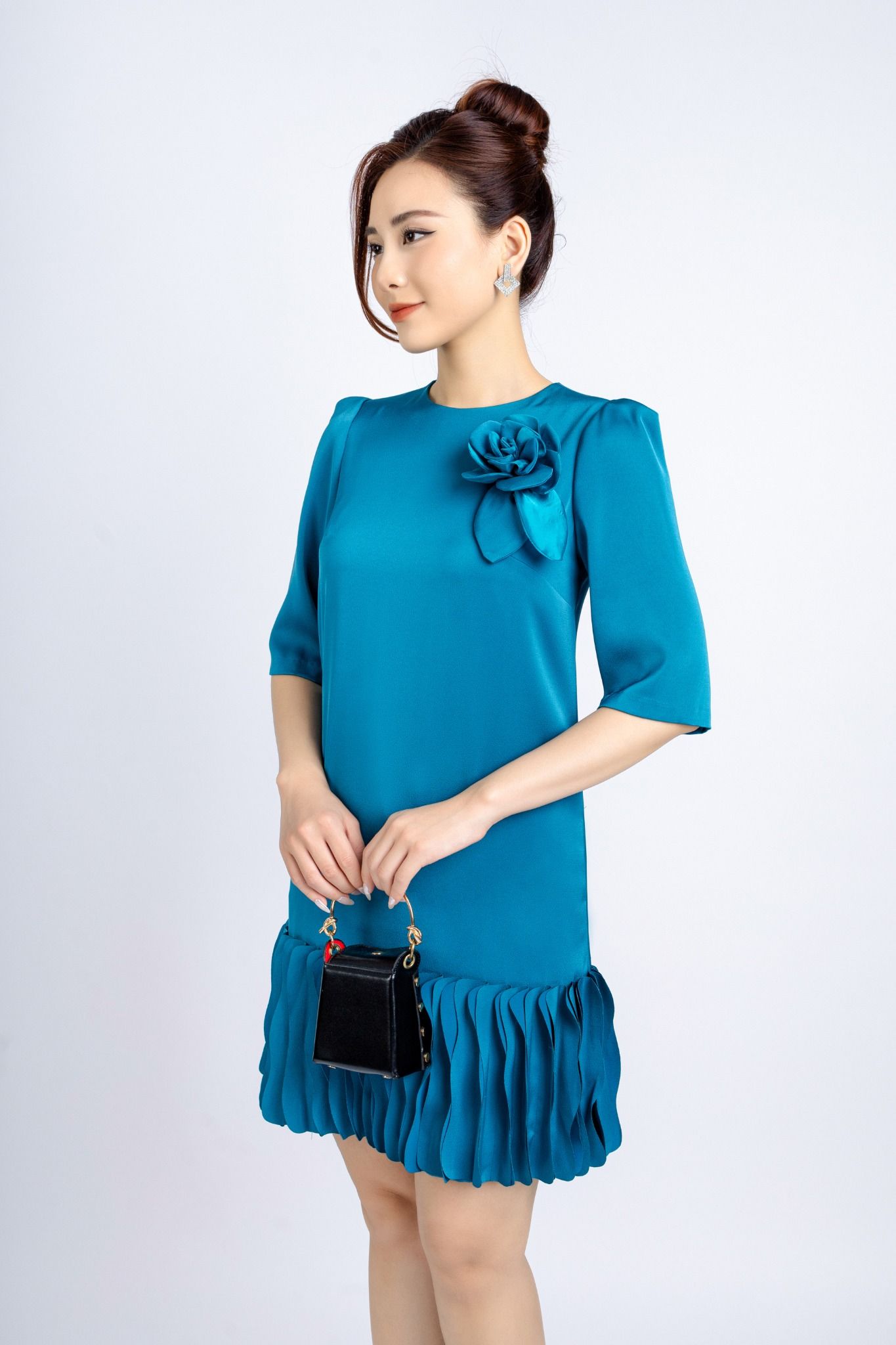 FDC34108 - Đầm công sở vải tơ dáng suông có lót vải habutai cổ tròn tay bồng nhẹ chân váy đính kiểu trang trí kèm hoa 3D cài áo khoá thân sau - PANTIO