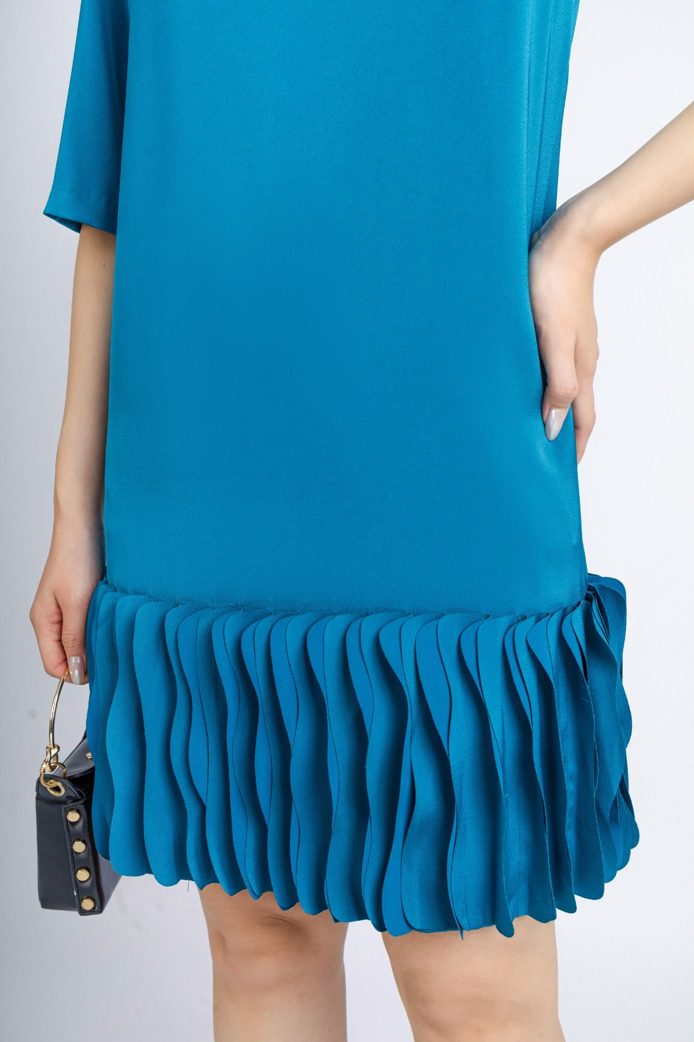 FDC34108 - Đầm công sở vải tơ dáng suông có lót vải habutai cổ tròn tay bồng nhẹ chân váy đính kiểu trang trí kèm hoa 3D cài áo khoá thân sau - PANTIO