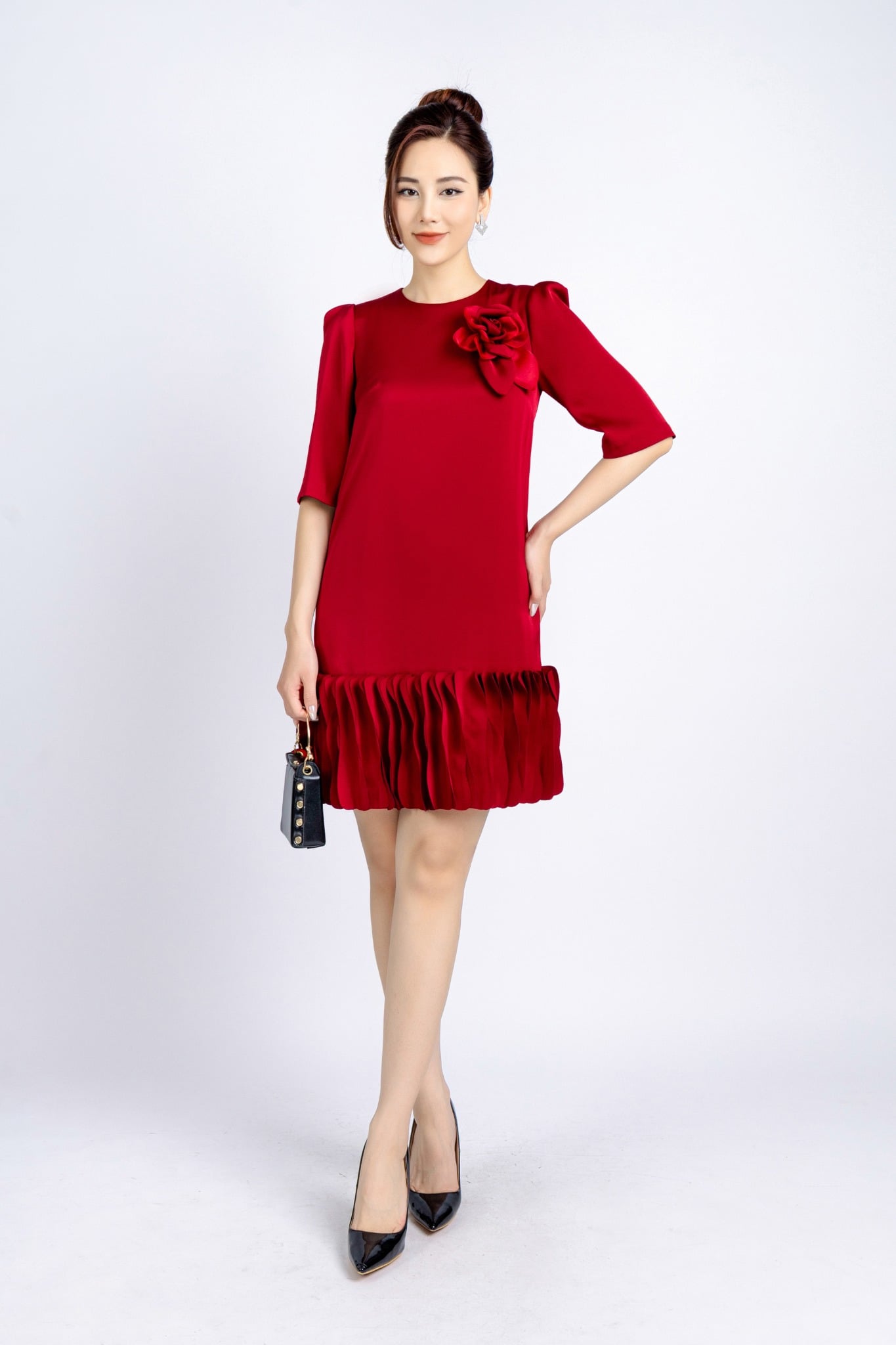 FDC34108 - Đầm công sở vải tơ dáng suông có lót vải habutai cổ tròn tay bồng nhẹ chân váy đính kiểu trang trí kèm hoa 3D cài áo khoá thân sau - PANTIO