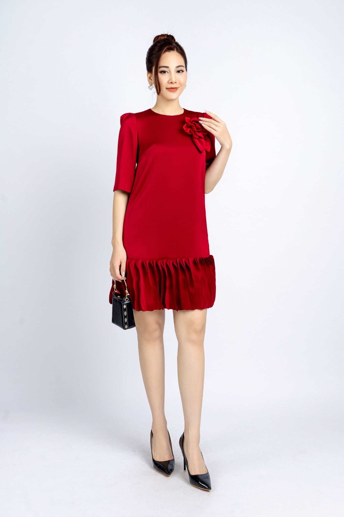 FDC34108 - Đầm công sở vải tơ dáng suông có lót vải habutai cổ tròn tay bồng nhẹ chân váy đính kiểu trang trí kèm hoa 3D cài áo khoá thân sau - PANTIO