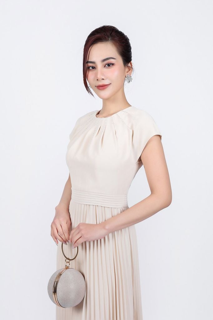 FDC34195 - Đầm công sở vải tuytsi dáng suông cổ tròn xếp nhún đính đá thời trang thân váy xếp ly khóa thân sau - PANTIO