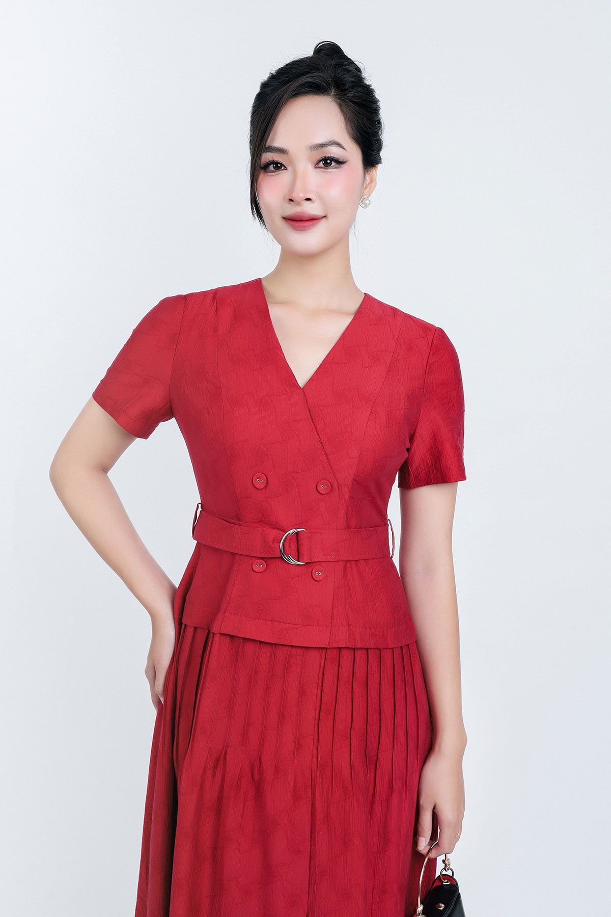 FDC35033 - Đầm công sở vải thô mỏng hai lớp lót habutai dáng xoè cổ xẻ chữ V thân váy xếp ly gân tạo kiểu kèm đai lưng trang trí - PANTIO