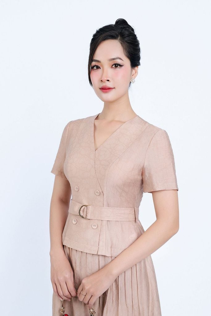 FDC35033 - Đầm công sở vải thô mỏng hai lớp lót habutai dáng xoè cổ xẻ chữ V thân váy xếp ly gân tạo kiểu kèm đai lưng trang trí - PANTIO