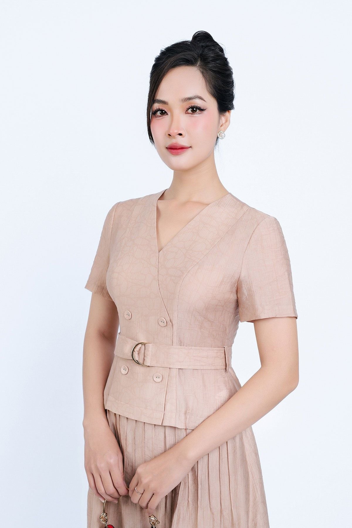 FDC35033 - Đầm công sở vải thô mỏng hai lớp lót habutai dáng xoè cổ xẻ chữ V thân váy xếp ly gân tạo kiểu kèm đai lưng trang trí - PANTIO