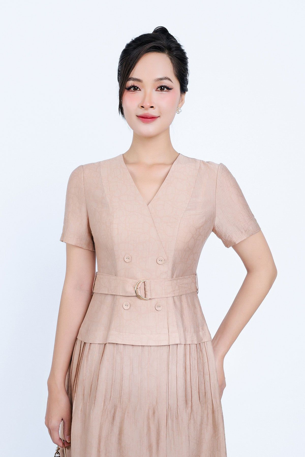 FDC35033 - Đầm công sở vải thô mỏng hai lớp lót habutai dáng xoè cổ xẻ chữ V thân váy xếp ly gân tạo kiểu kèm đai lưng trang trí - PANTIO