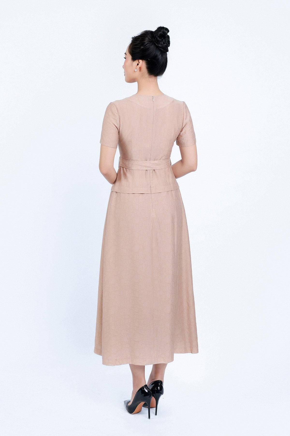 FDC35033 - Đầm công sở vải thô mỏng hai lớp lót habutai dáng xoè cổ xẻ chữ V thân váy xếp ly gân tạo kiểu kèm đai lưng trang trí - PANTIO