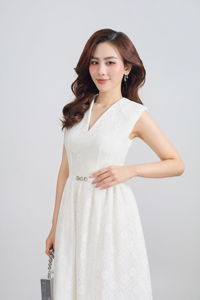 FDC35289 - Đầm công sở vải ren hoa dáng A cổ xẻ V vai chờm eo phối kim loại tạo kiểu khoá thân sau - PANTIO