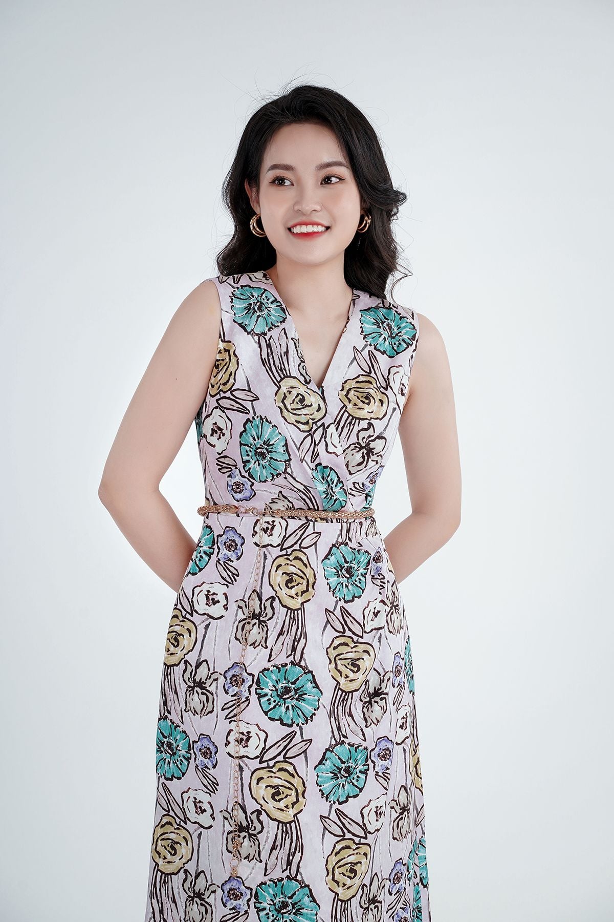 Đầm công sở chất liệu lụa họa tiết cổ chữ V sát nách FDC53174 - PANTIO