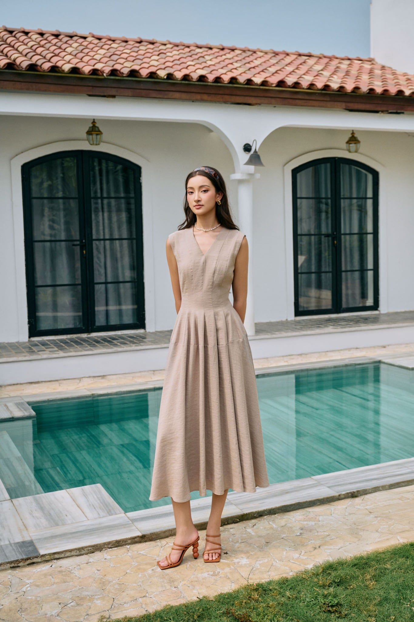 FDC55063 - Đầm công sở vải thô dáng A cổ xẻ V thân váy xếp ly bung tao xòe lưng phối dây thắt nơ tạo kiểu - PANTIO