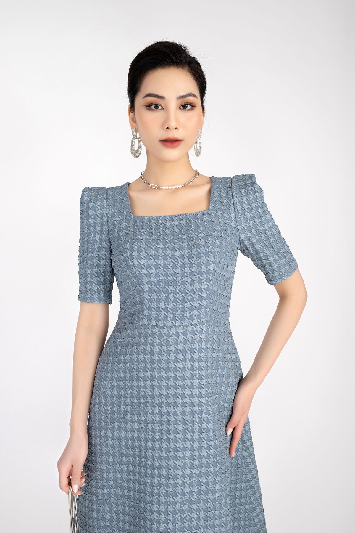 FDC73221 - Đầm công sở chất liệu vải tafta cổ vuông tay bồng xếp nếp - PANTIO