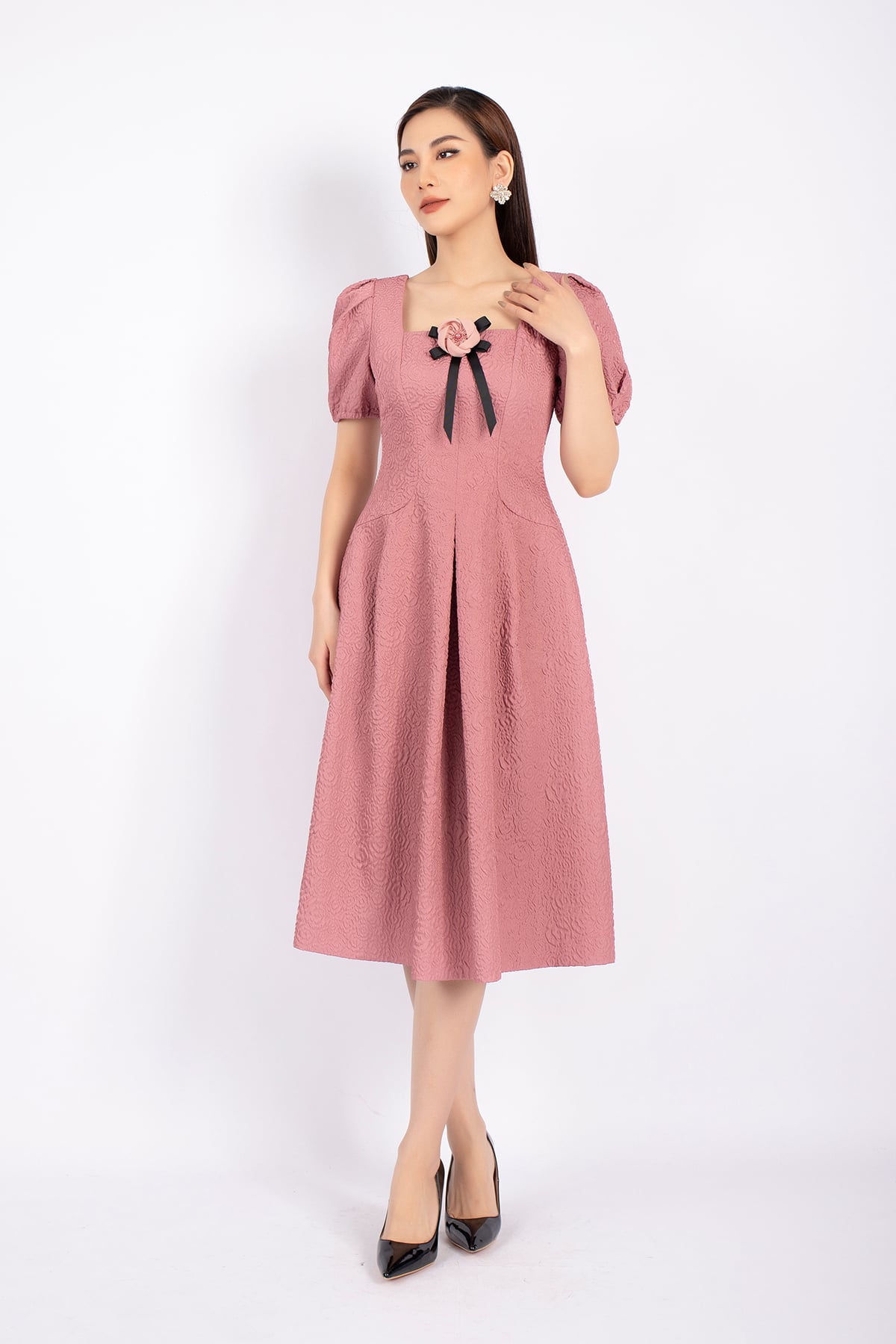 FDC73520 - Đầm dự tiệc vải gấm dáng Xoè cổ vuông tay bồng kèm hoa cài áo trang trí - PANTIO