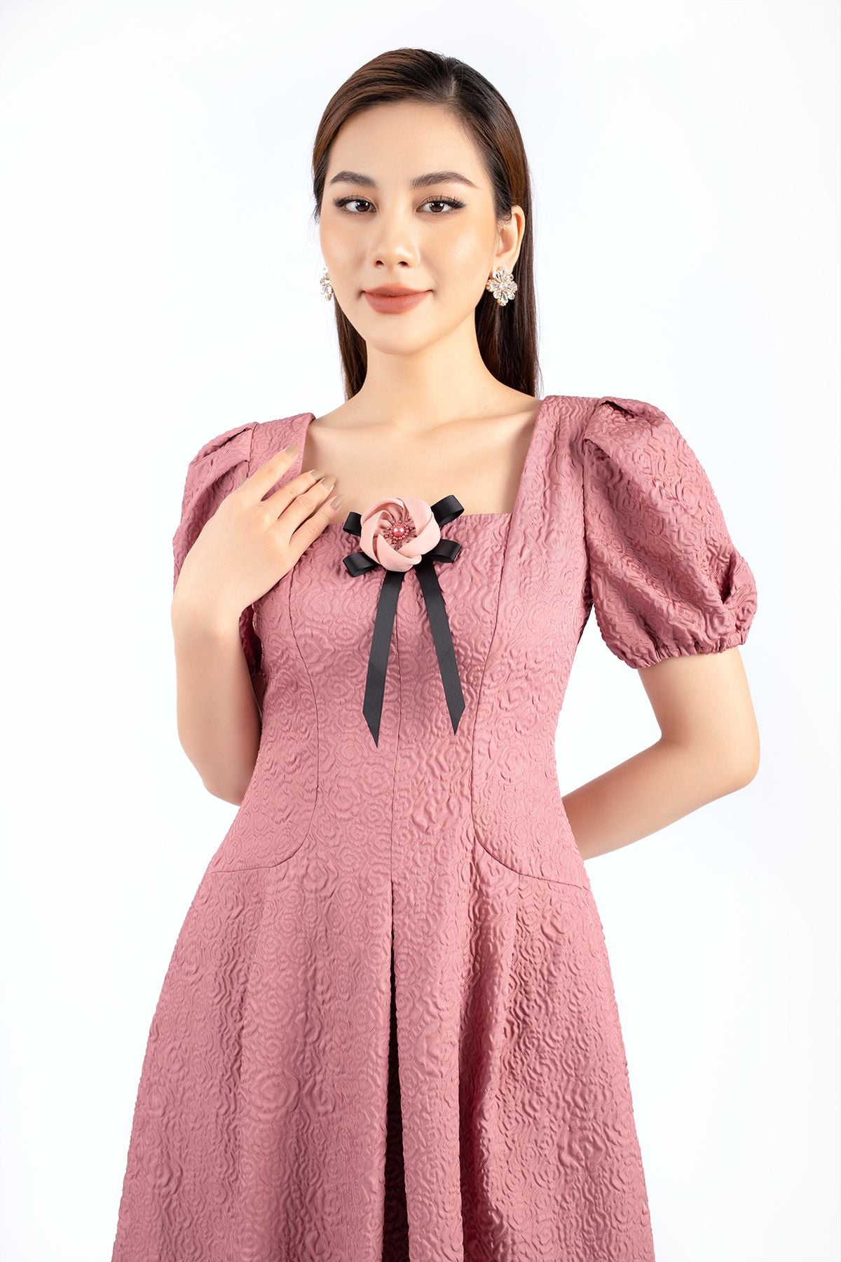 FDC73520 - Đầm dự tiệc vải gấm dáng Xoè cổ vuông tay bồng kèm hoa cài áo trang trí - PANTIO