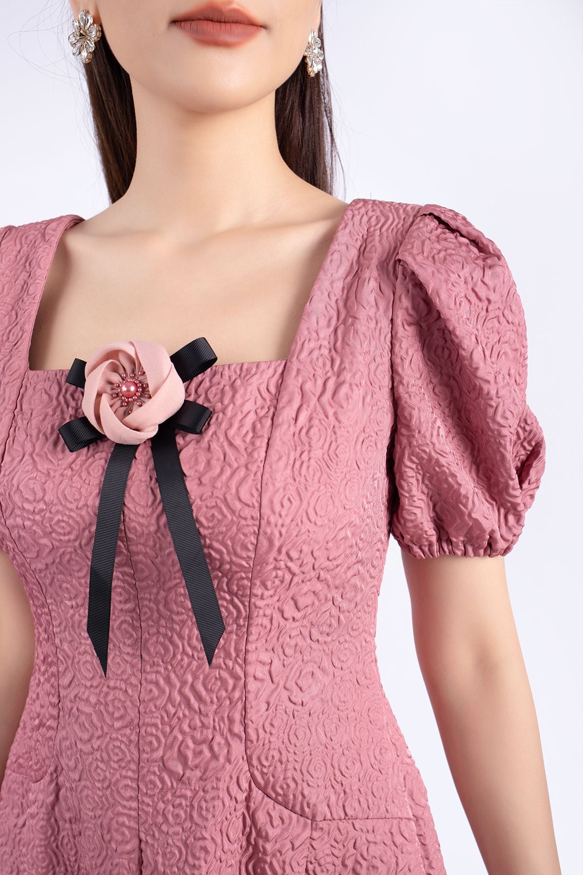 FDC73520 - Đầm dự tiệc vải gấm dáng Xoè cổ vuông tay bồng kèm hoa cài áo trang trí - PANTIO