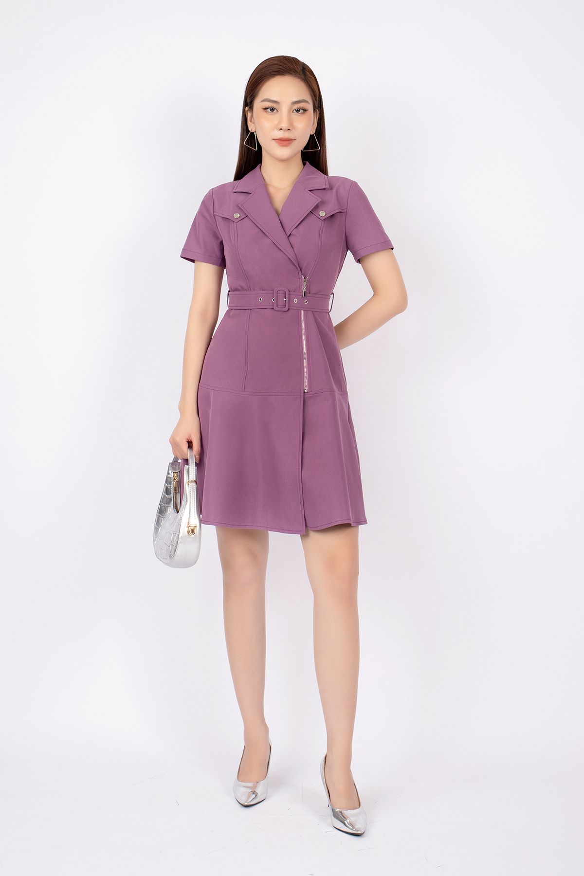 FDC73540 - Đầm công sở vải kaki dáng Xoè cổ 2 ve phối khóa đồng và nắp túi trang trí kèm đai thắt lưng - PANTIO