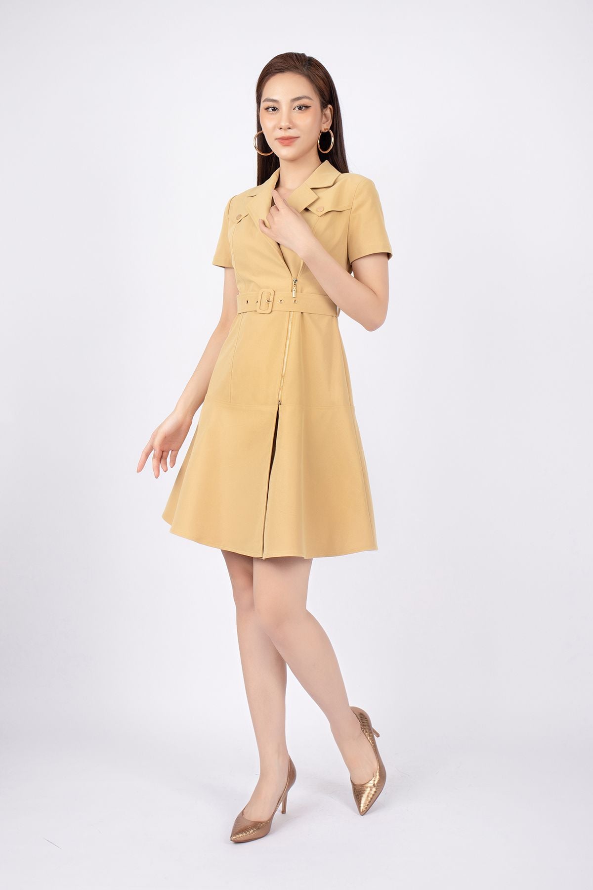 FDC73540 - Đầm công sở vải kaki dáng Xoè cổ 2 ve phối khóa đồng và nắp túi trang trí kèm đai thắt lưng - PANTIO