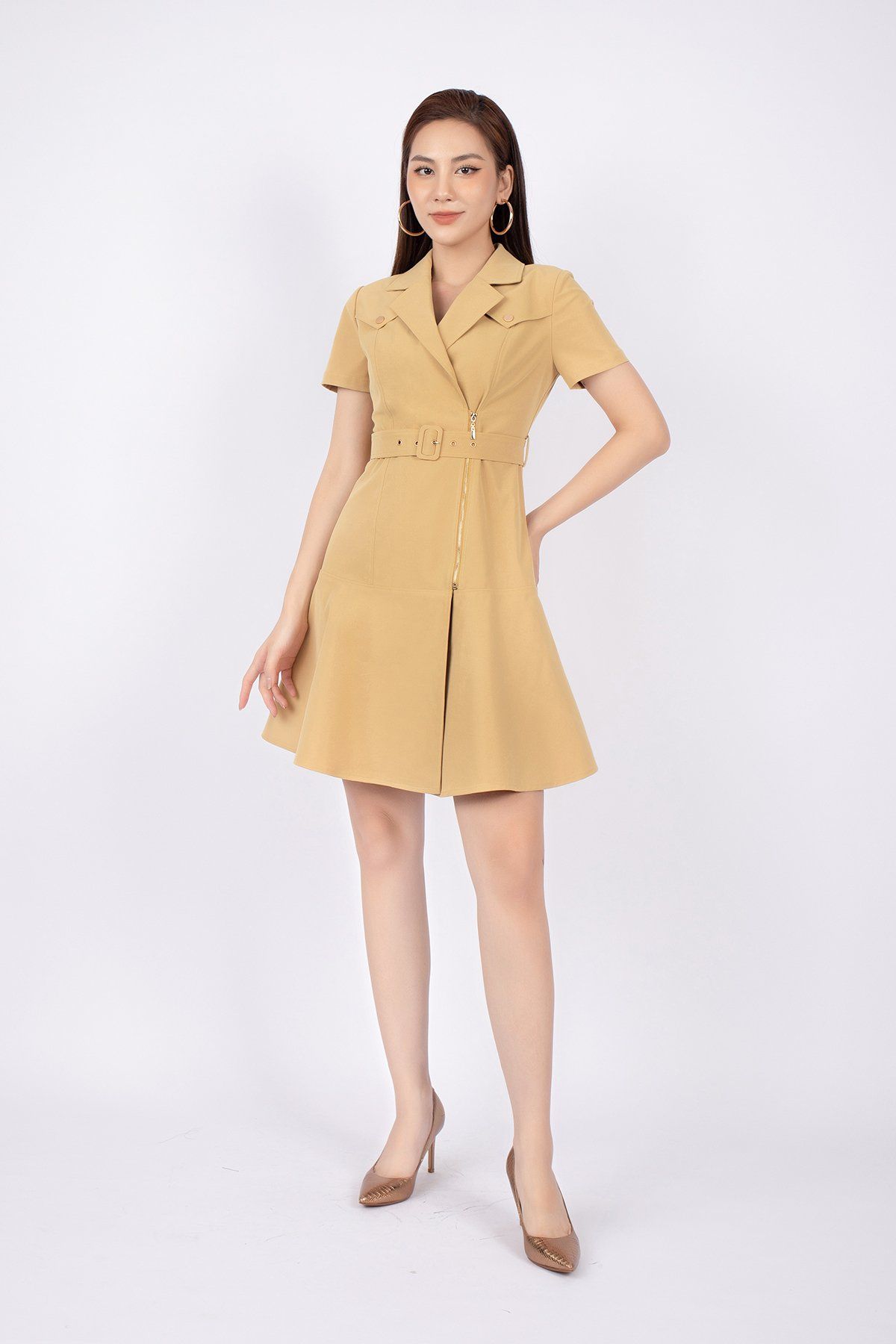 FDC73540 - Đầm công sở vải kaki dáng Xoè cổ 2 ve phối khóa đồng và nắp túi trang trí kèm đai thắt lưng - PANTIO