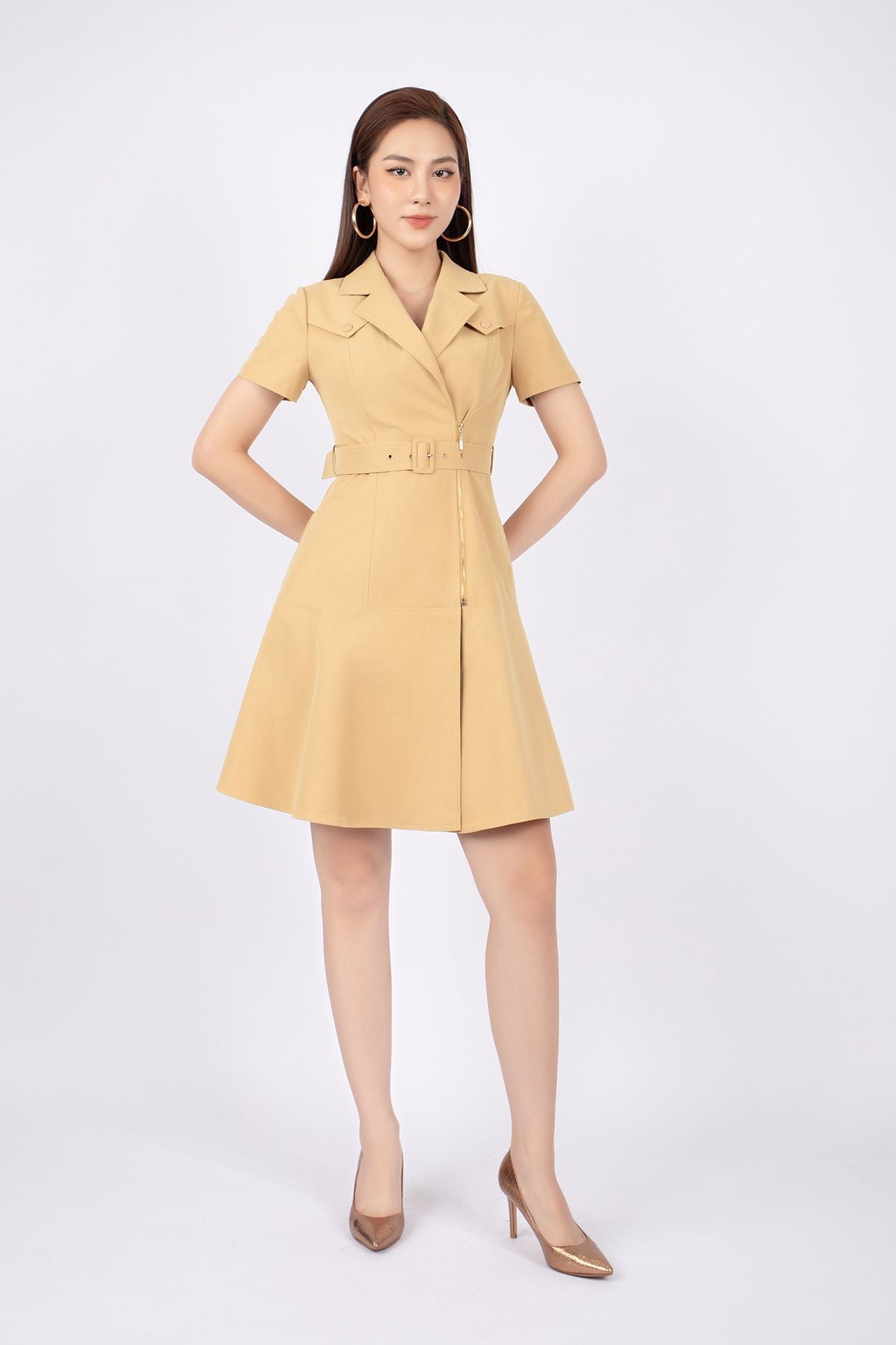 FDC73540 - Đầm công sở vải kaki dáng Xoè cổ 2 ve phối khóa đồng và nắp túi trang trí kèm đai thắt lưng - PANTIO