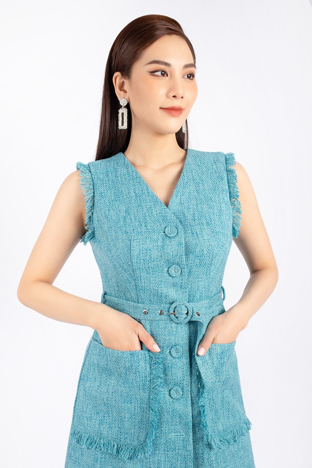 FDC73546 - Đầm công sở vải dạ dáng A cổ V cúc bọc phối túi rút tua rua kèm đai tạo kiểu khóa thân sau - PANTIO