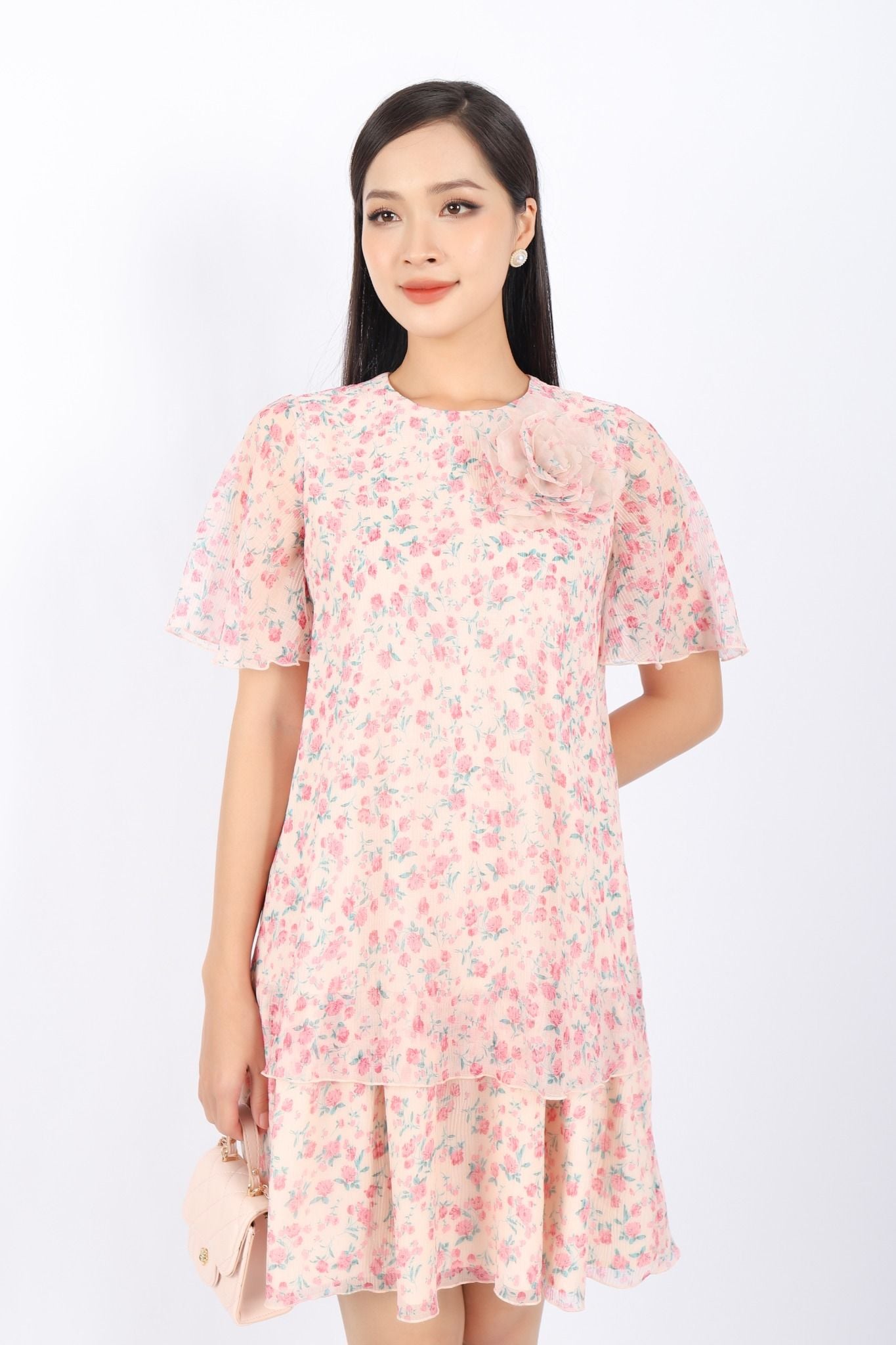 FDC73912 - Đầm công sở vải voan nhăn dáng suông cổ tròn thân hai tầng tạo kiểu kèm hoa cài trang trí - PANTIO