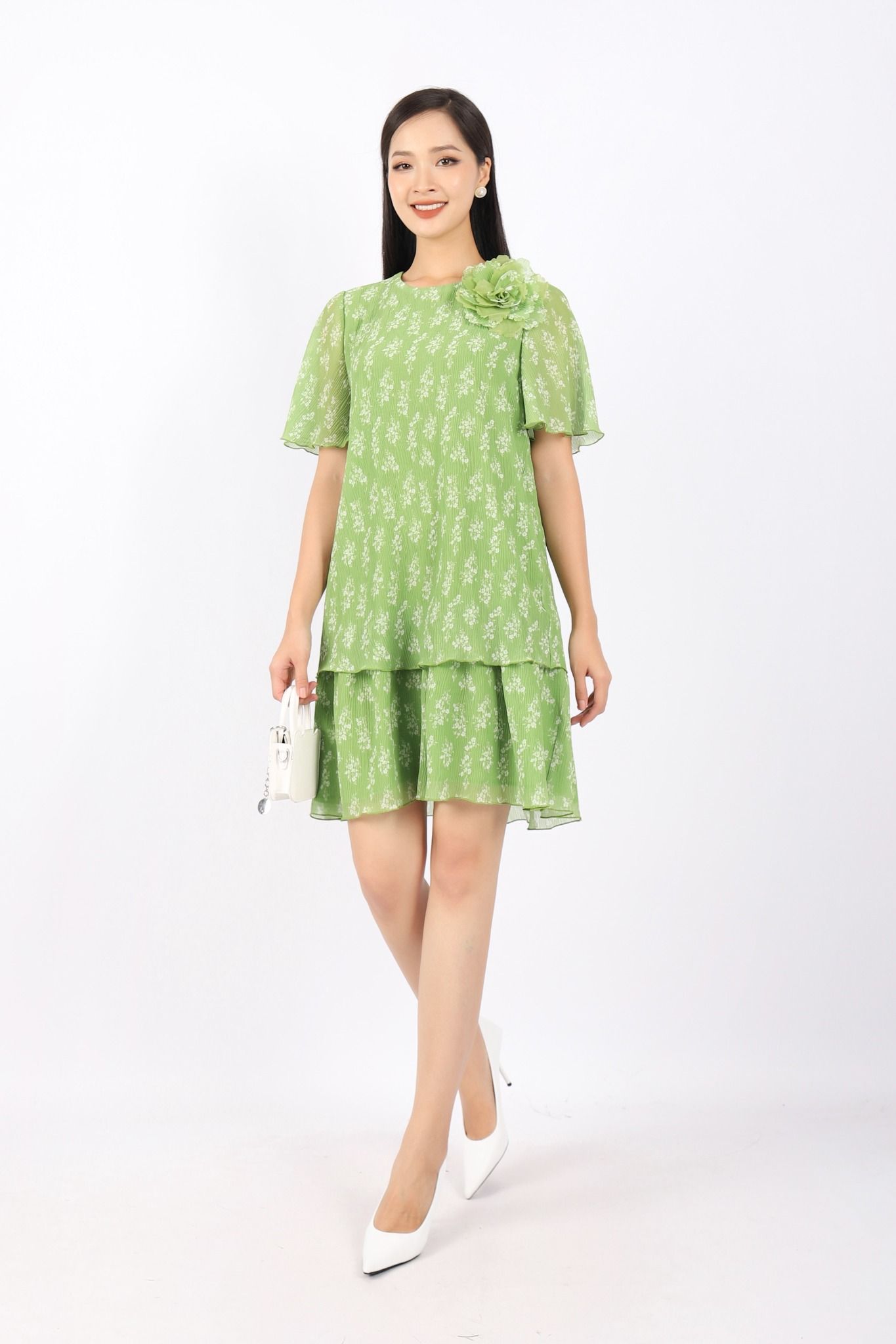 FDC73912 - Đầm công sở vải voan nhăn dáng suông cổ tròn thân hai tầng tạo kiểu kèm hoa cài trang trí - PANTIO