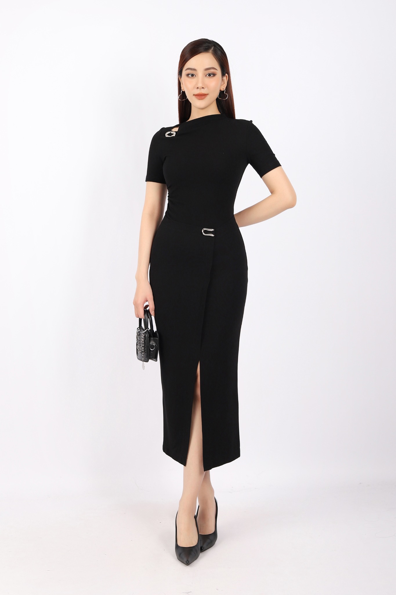 FDC73932 - Đầm công sở vải cotton dáng ôm cổ leo lệch phối mặt kim loại trang trí eo tạo cạp xẻ trước khóa thân sau - PANTIO