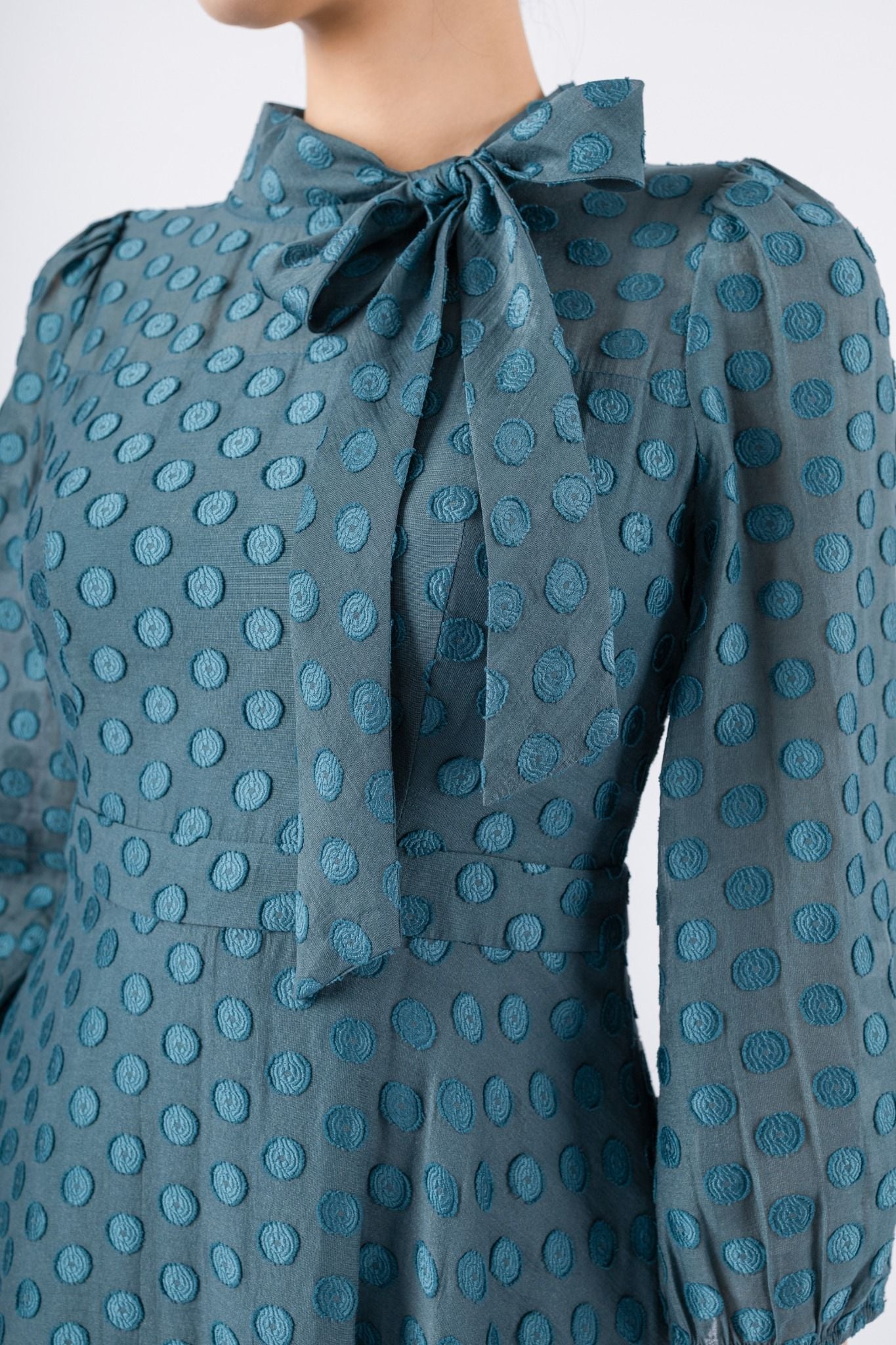 FDC73952 - Đầm công sở vải tơ dáng Xoè có lót vải habutai cổ kiểu phối nơ tay bồng nhẹ khóa thân sau - PANTIO