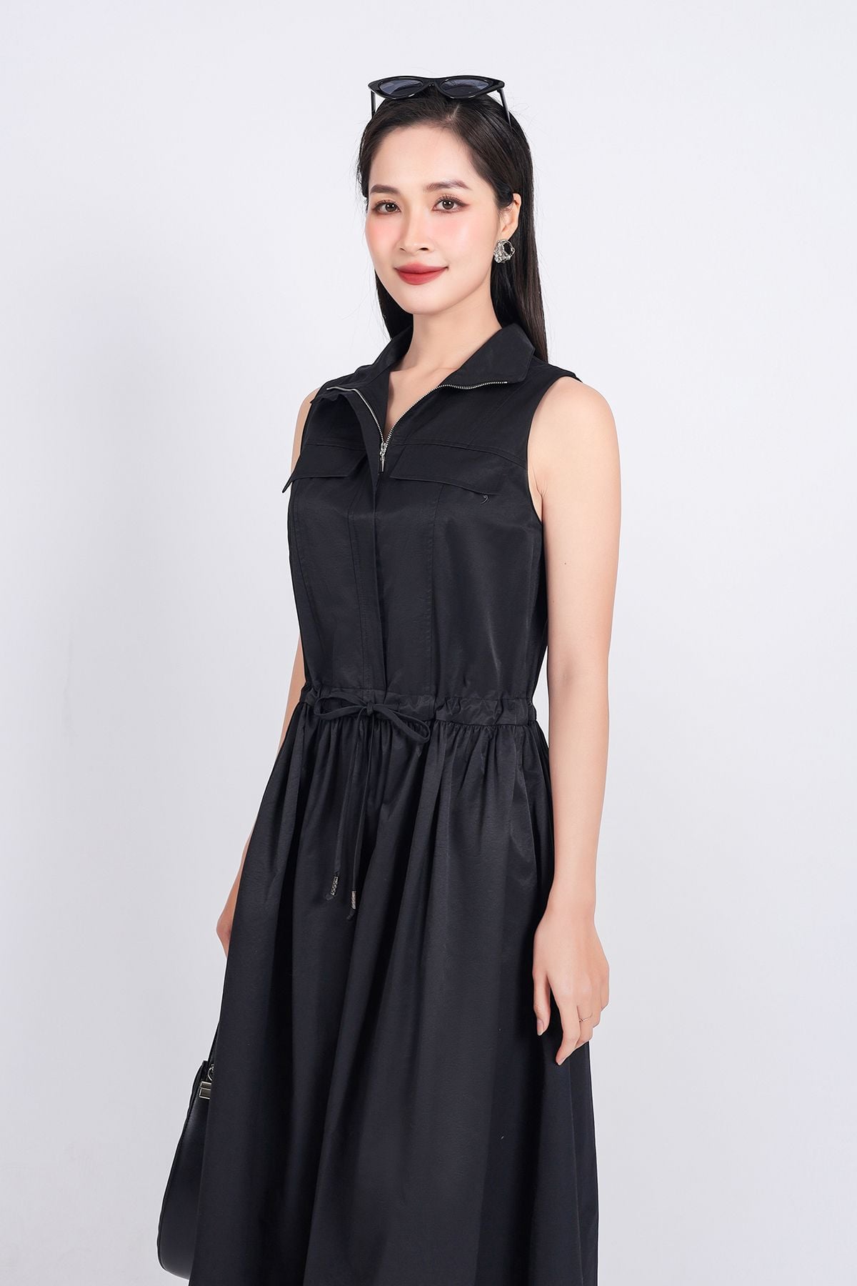 FDC75110 - Đầm công sở vải kaki dáng suông cổ kiểu phối khóa kim loại thời trang thân váy phối nhún rút dây tạo kiểu - PANTIO