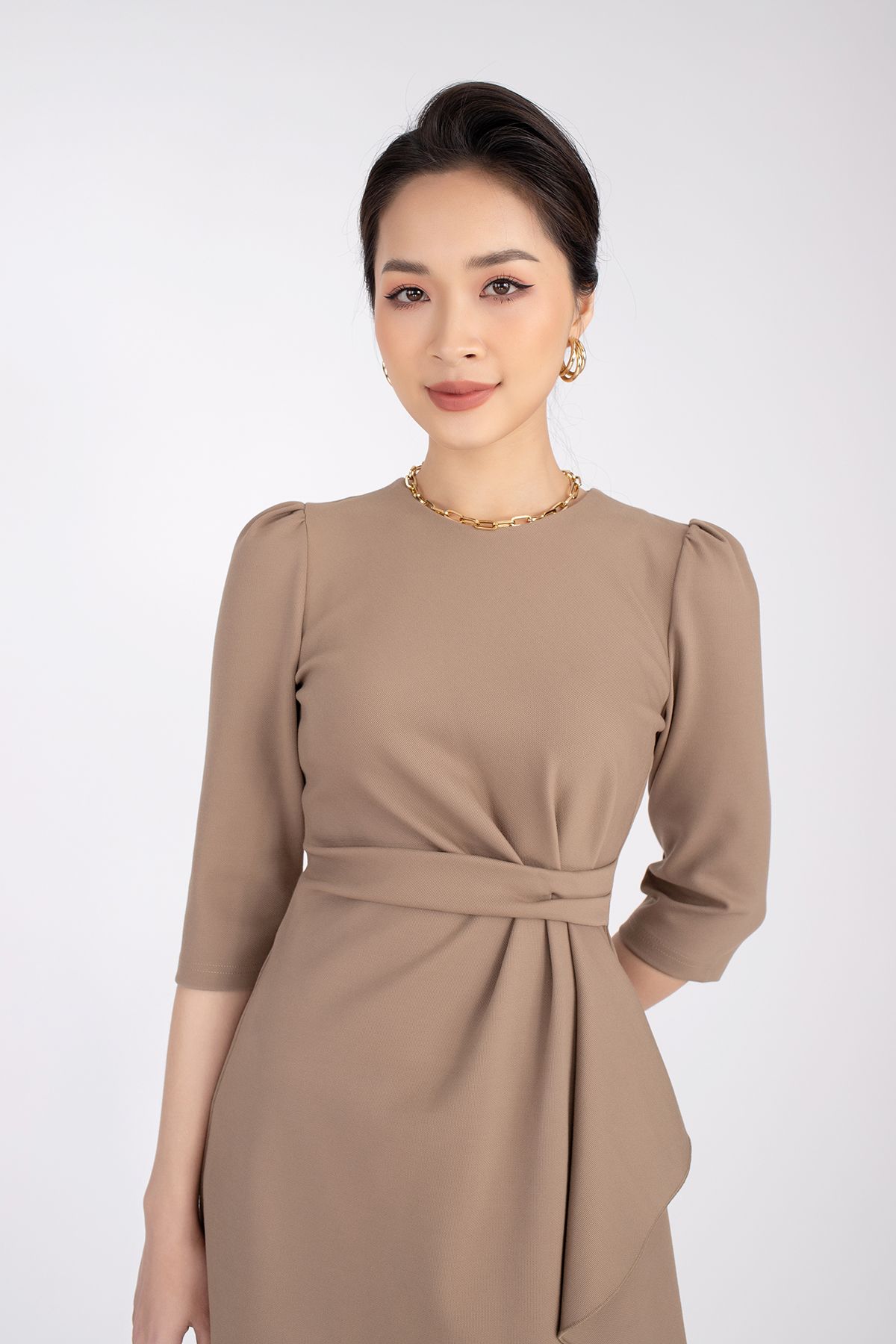 FDC93277 - Đầm công sở chất liệu vải cotton cổ tròn, chiết eo vạt cách điệu tay lỡ - PANTIO