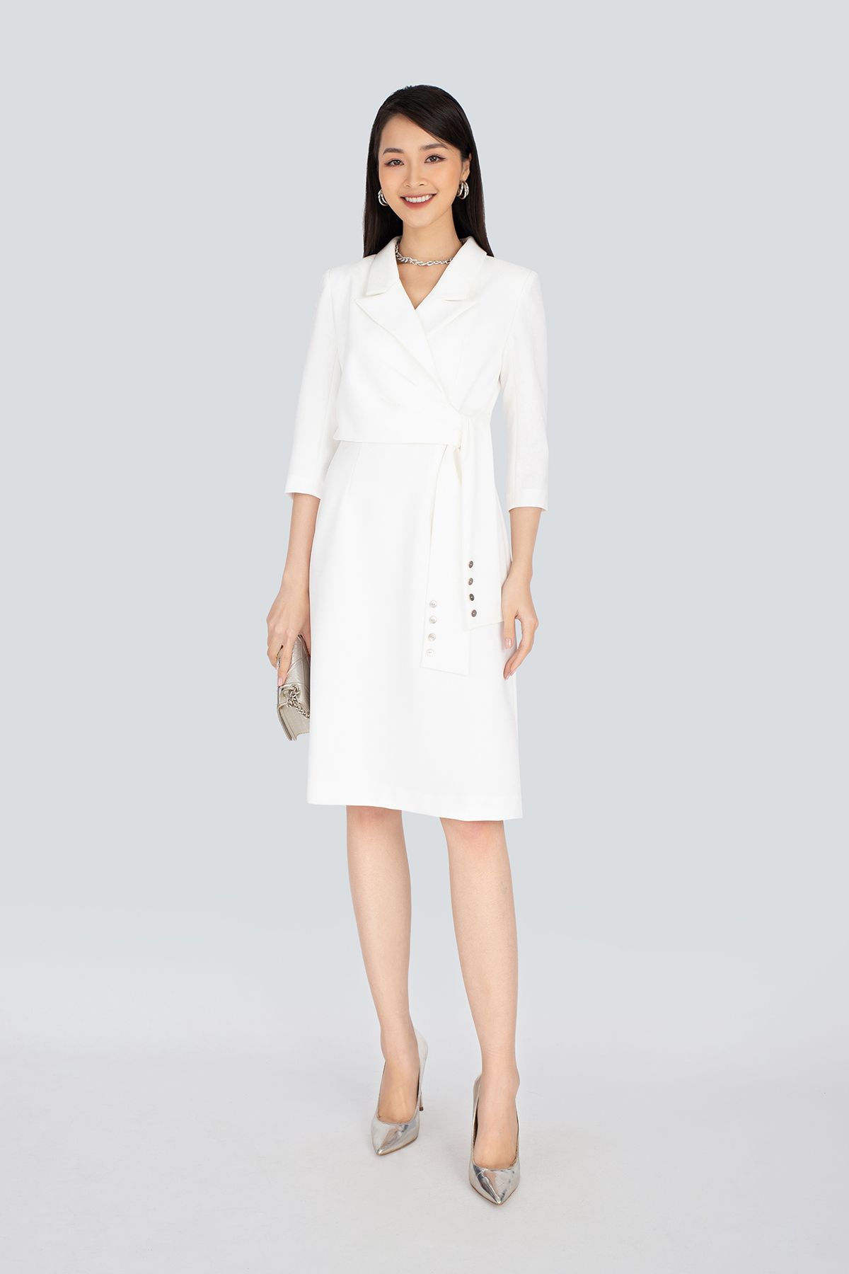 Đầm công sở chất liệu vải thô cổ 2 ve tà chồng vặt lệch tay lỡ FDC93296 - PANTIO