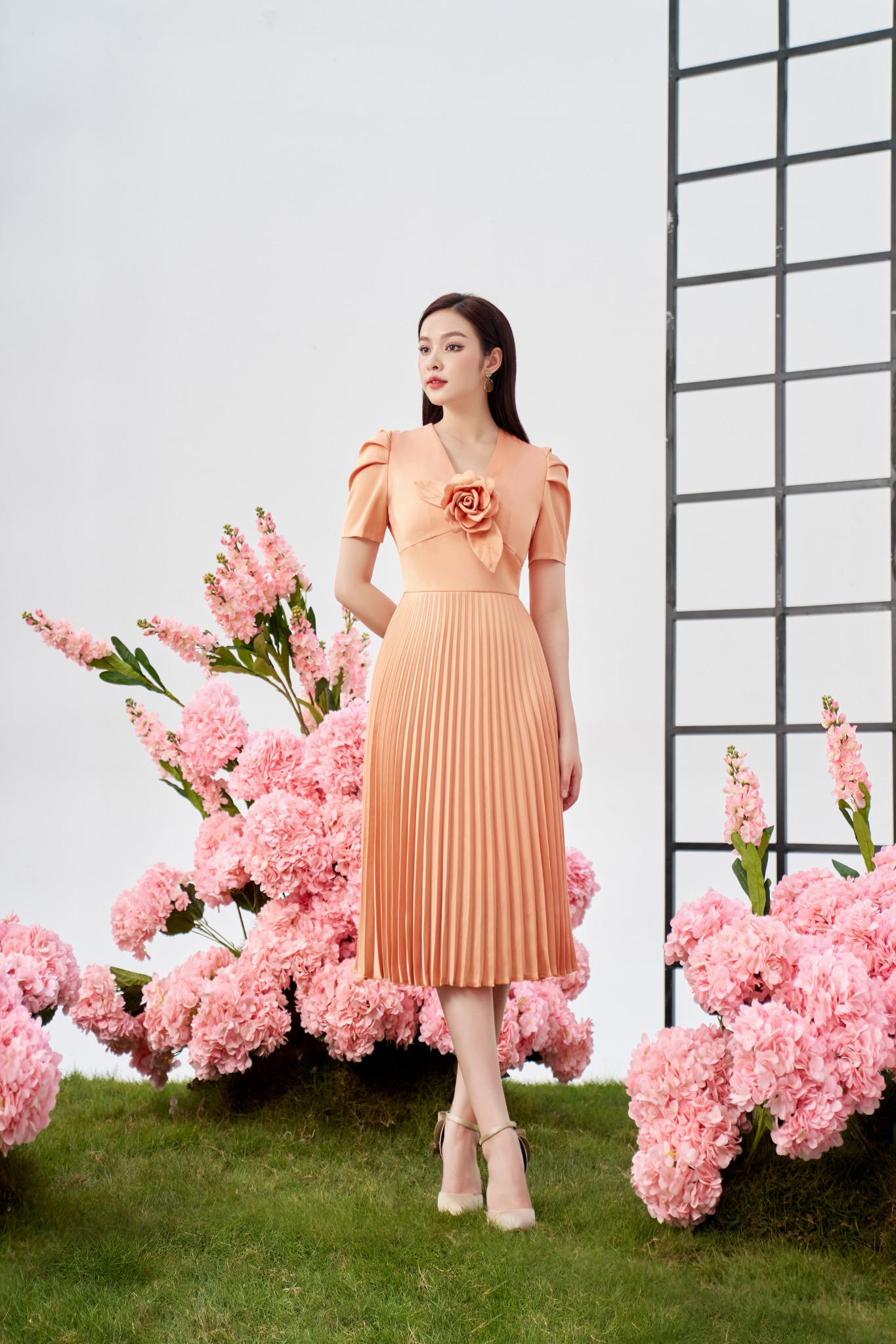 FDC93630 - Đầm công sở vải lụa dáng Xoè chân dập ly cổ V đính hoa 3D vai xếp bồng khóa thân sau - PANTIO