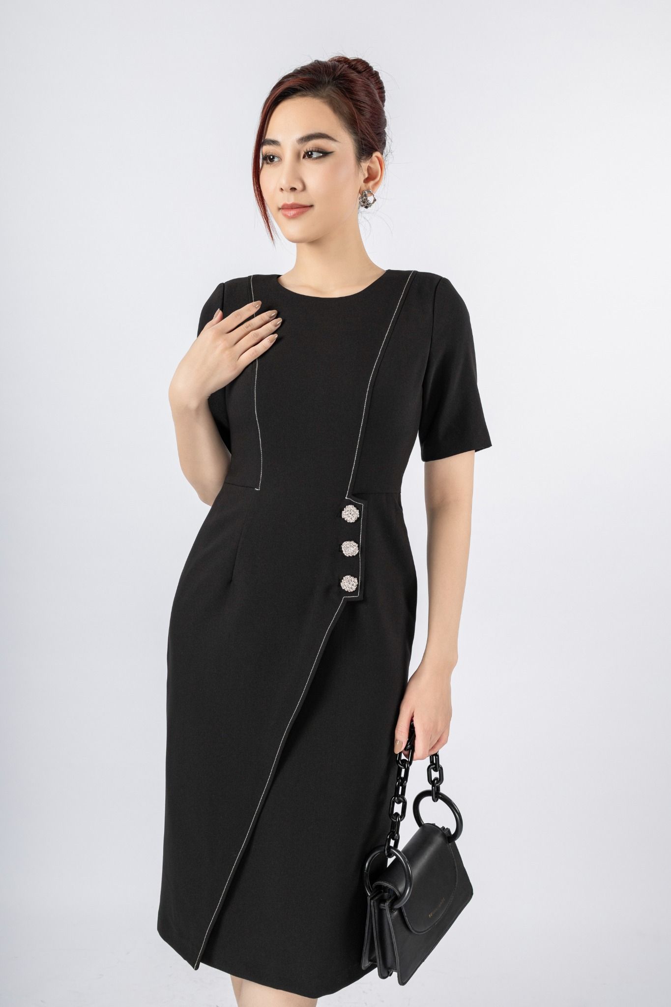 FDC93957 - Đầm công sở vải tuytsi dáng A nhẹ có lót habutai cổ tròn thân diễu chỉ phối vạt chéo đính khuy trang trí khóa thân sau- PANTIO