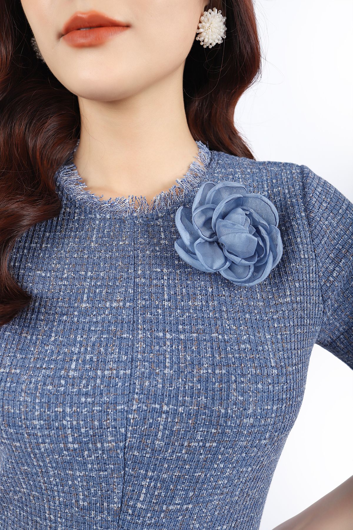 FDC93975 - Đầm công sở vải len dáng A cổ tròn rút tua rua tạo kiểu kèm hoa cài áo khóa thân sau - PANTIO