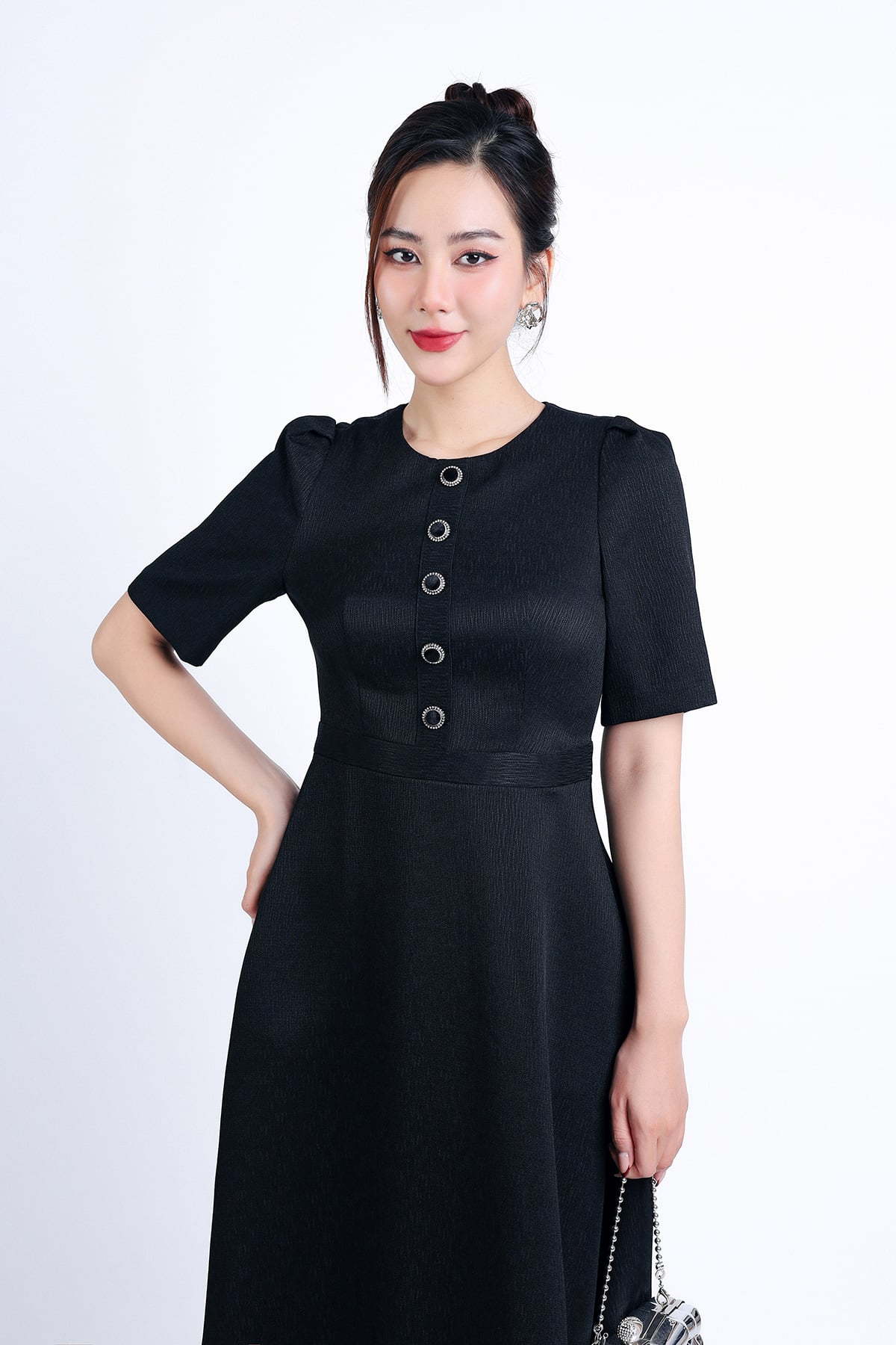 FDC95108 - Đầm công sở vải thô dáng xoè dài cổ tròn tay bồng nhẹ thân váy phối khuy bọc trang trí khoá thân sau - PANTIO