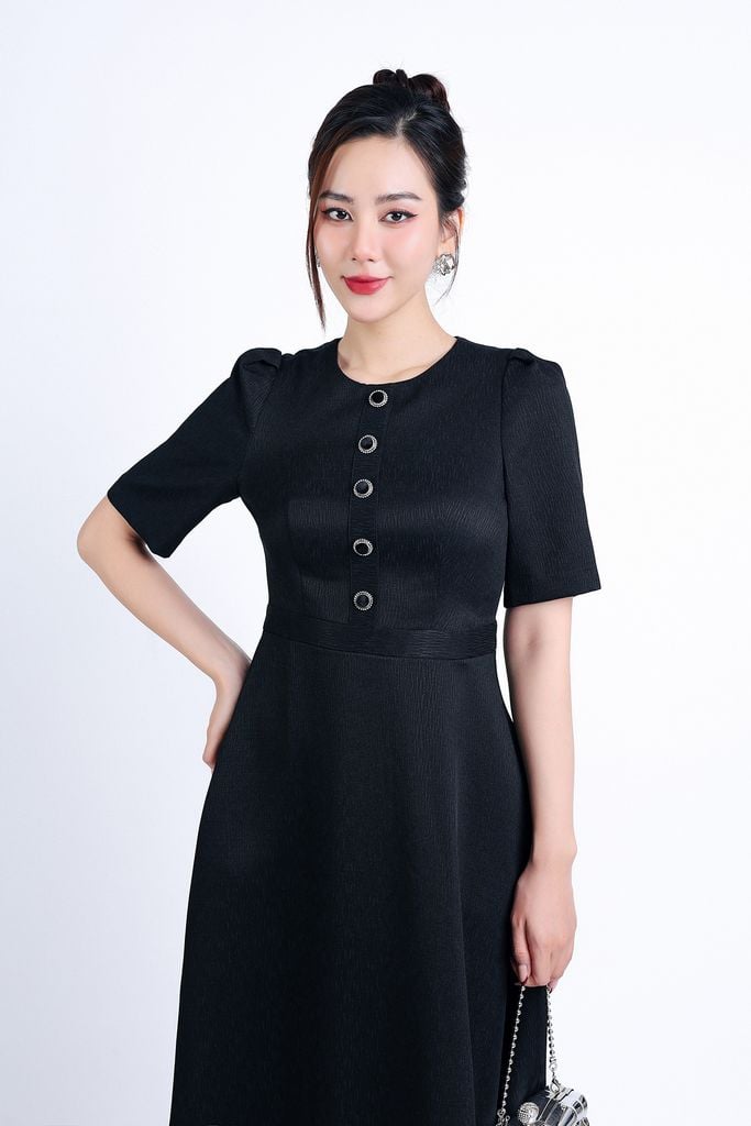 FDC95108 - Đầm công sở vải thô hai lớp lót habutai dáng xoè dài cổ tròn tay bồng nhẹ thân váy phối khuy bọc trang trí khoá thân sau - PANTIO