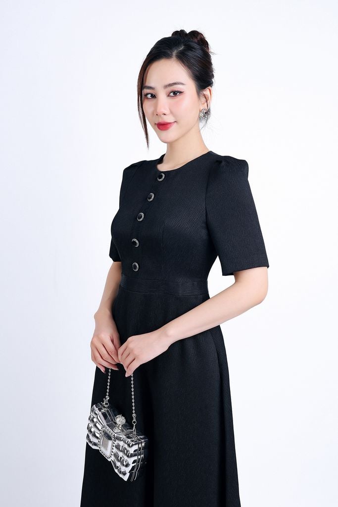 FDC95108 - Đầm công sở vải thô hai lớp lót habutai dáng xoè dài cổ tròn tay bồng nhẹ thân váy phối khuy bọc trang trí khoá thân sau - PANTIO