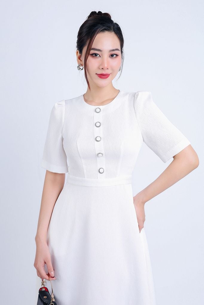 FDC95108 - Đầm công sở vải thô hai lớp lót habutai dáng xoè dài cổ tròn tay bồng nhẹ thân váy phối khuy bọc trang trí khoá thân sau - PANTIO