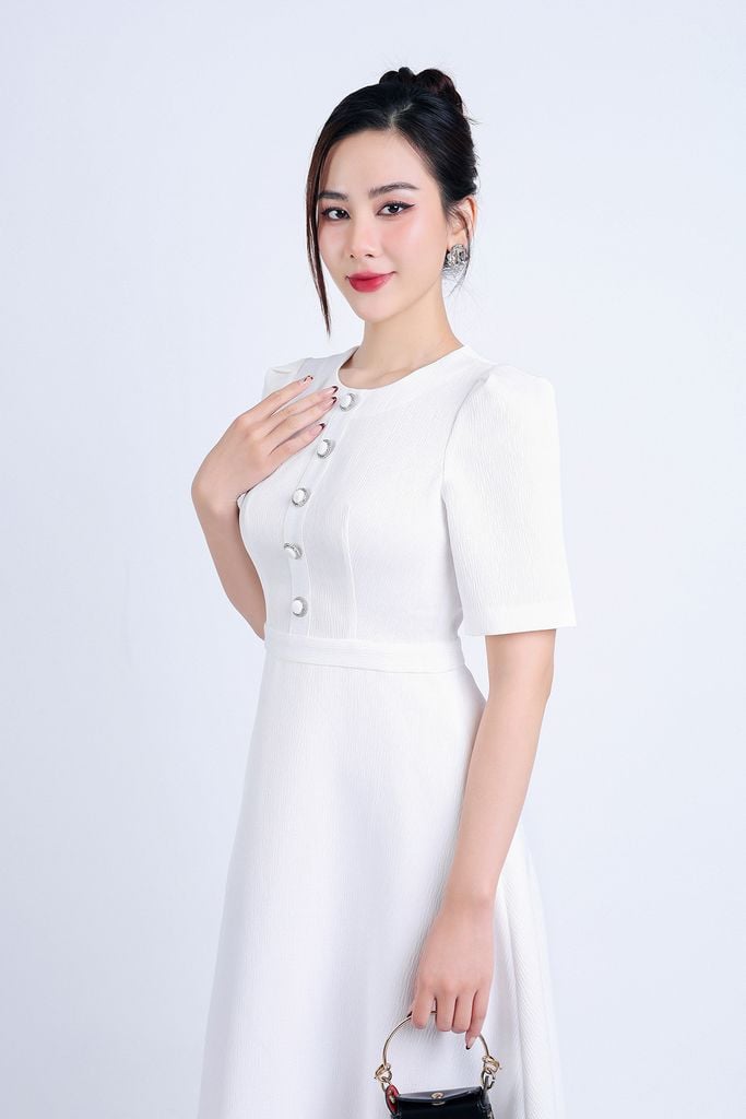 FDC95108 - Đầm công sở vải thô hai lớp lót habutai dáng xoè dài cổ tròn tay bồng nhẹ thân váy phối khuy bọc trang trí khoá thân sau - PANTIO