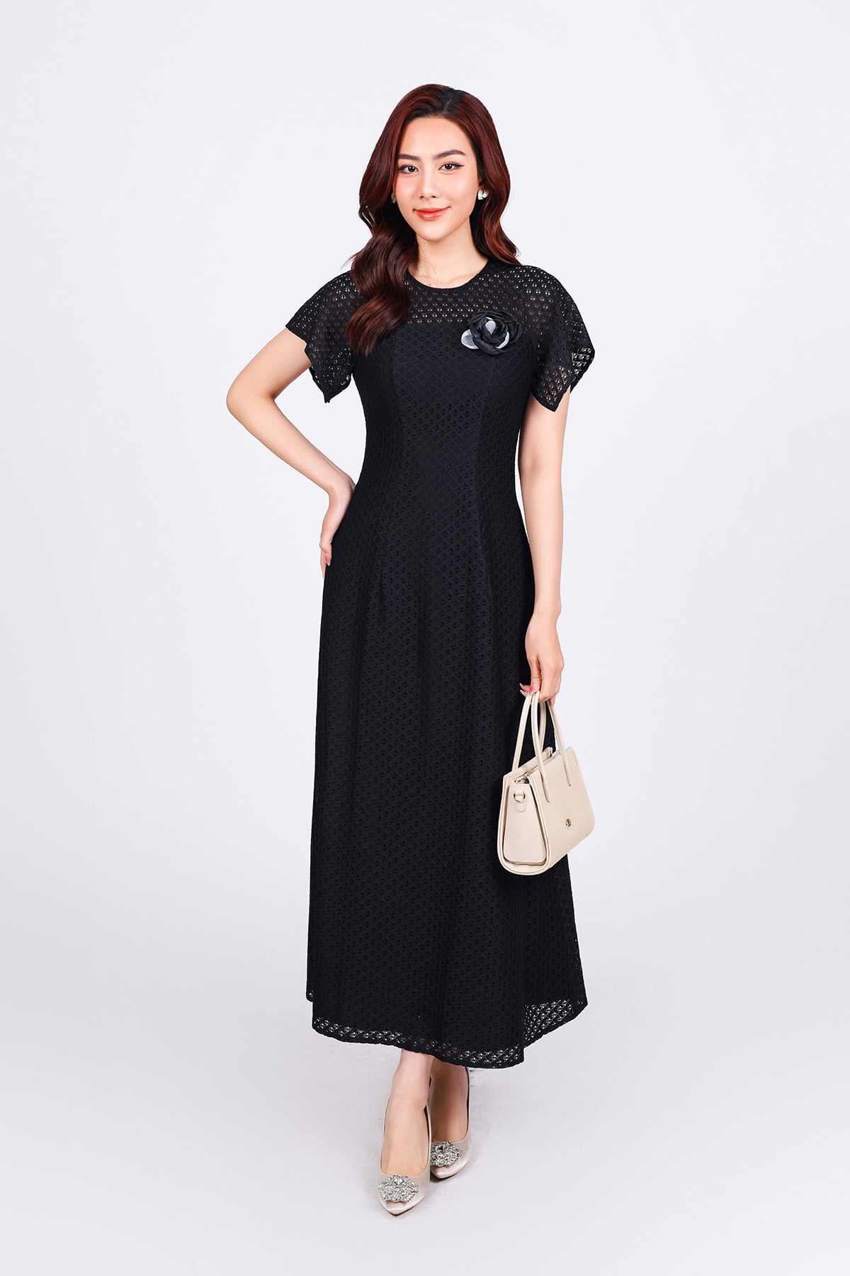 FDC95128 - Đầm công sở vải ren lưới hai lớp dáng suông cổ tròn vai chờm kèm hoa cài tạo kiểu - PANTIO