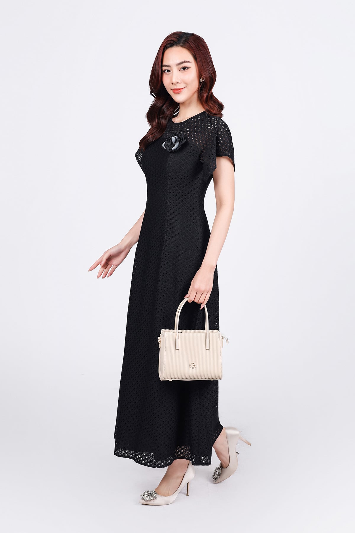 FDC95128 - Đầm công sở vải ren lưới hai lớp dáng suông cổ tròn vai chờm kèm hoa cài tạo kiểu - PANTIO