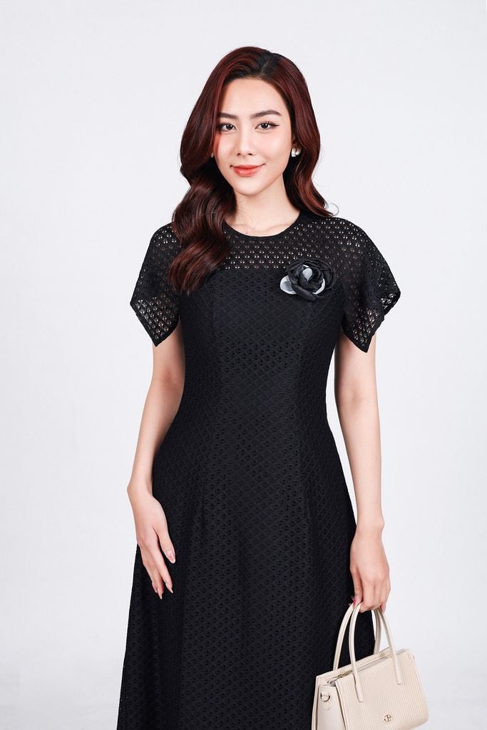 FDC95128 - Đầm công sở vải ren lưới hai lớp dáng suông cổ tròn vai chờm kèm hoa cài tạo kiểu - PANTIO