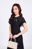 FDC95128 - Đầm công sở vải ren lưới hai lớp dáng suông cổ tròn vai chờm kèm hoa cài tạo kiểu - PANTIO