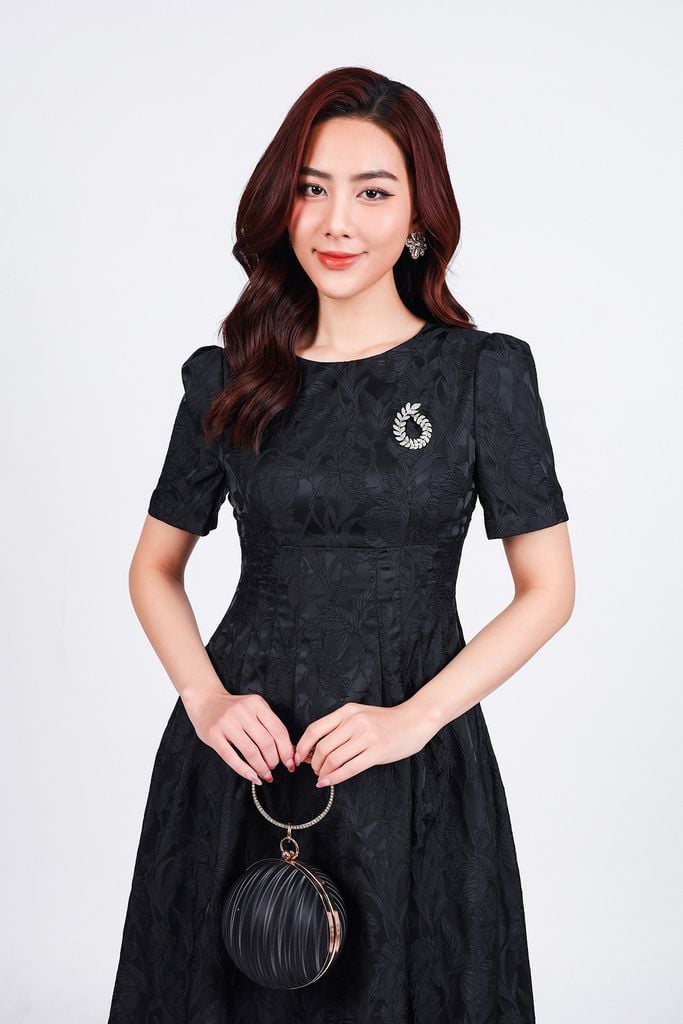 FDC95130 - Đầm công sở vải gấm dáng suông cổ tròn vai bồng nhẹ eo chiết phối ly bung tạo xoè kèm cài áo đính đá cao cấp - PANTIO