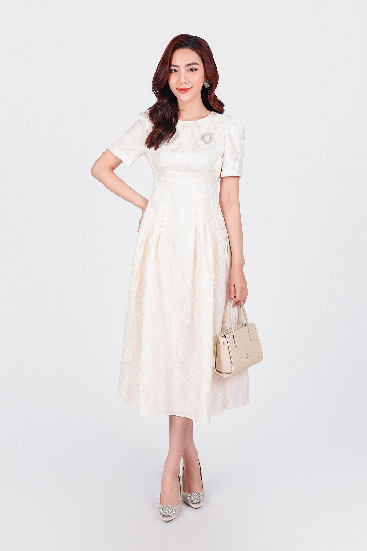 FDC95130 - Đầm công sở vải gấm dáng suông cổ tròn vai bồng nhẹ eo chiết phối ly bung tạo xoè kèm cài áo đính đá cao cấp - PANTIO