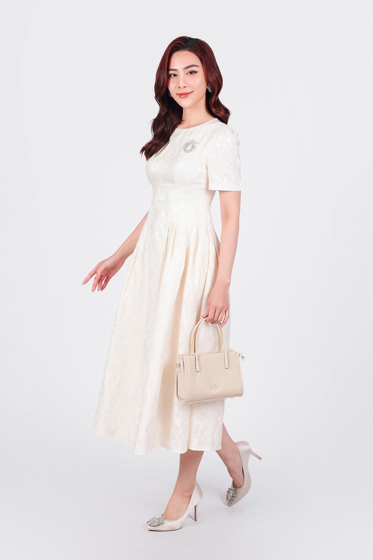 FDC95130 - Đầm công sở vải gấm dáng suông cổ tròn vai bồng nhẹ eo chiết phối ly bung tạo xoè kèm cài áo đính đá cao cấp - PANTIO