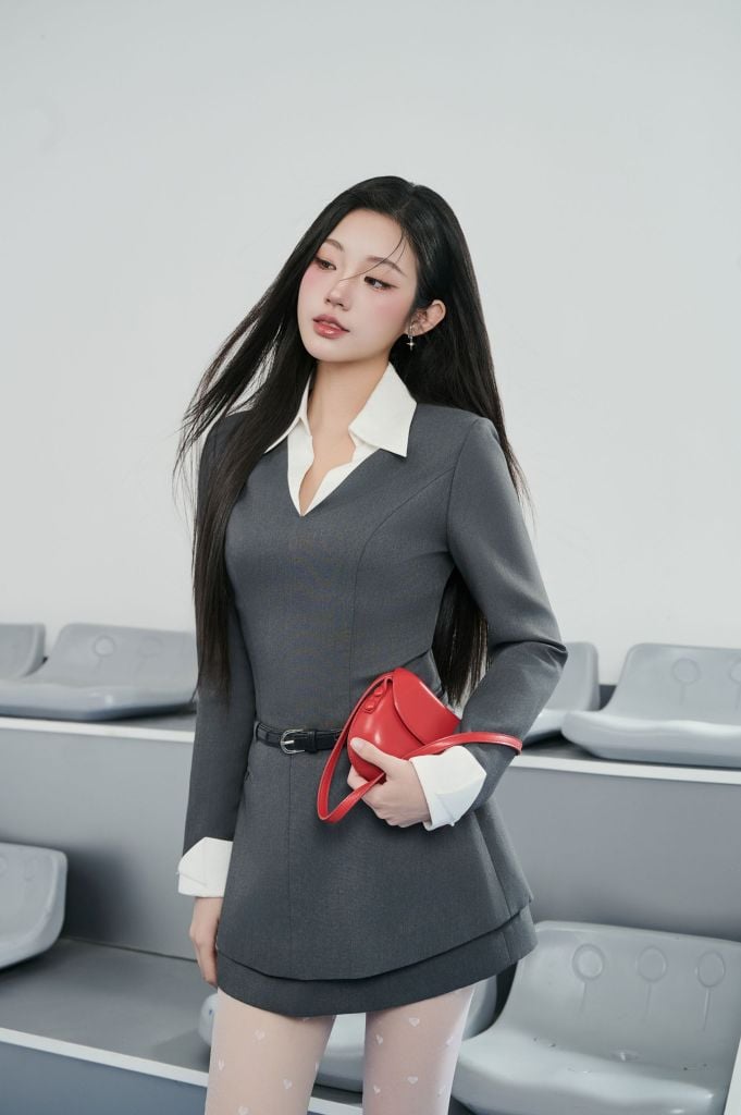 FDC95200 - Đầm công sở vải thô kate dáng ôm cổ đức xẻ V tay dài phối măng sec thân váy đính nắp túi ốp tạo kiểu đính khuy đá cao cấp - JAN.