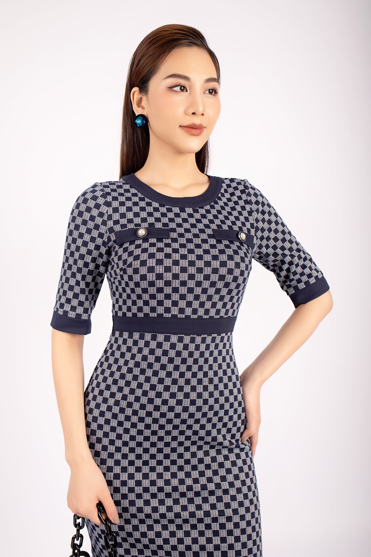 FDD9092 - tỷ lệ kèo 8899 vải len dáng ôm cổ tròn phối màu thân ngực đính cúc trang trí - tỷ lệ kèo 8899