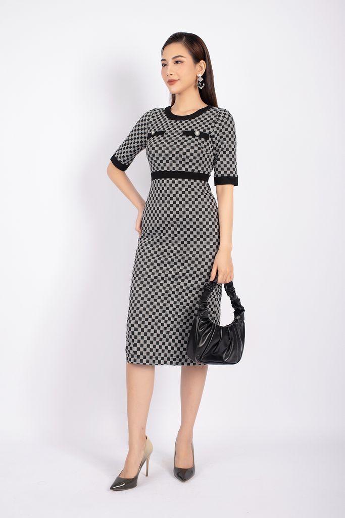 FDD9092 - Đầm công sở vải len dáng ôm cổ tròn phối màu thân ngực đính cúc trang trí - PANTIO