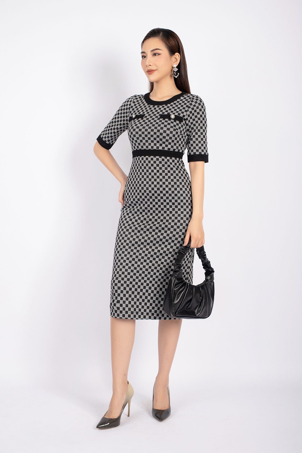 FDD9092 - Đầm công sở vải len dáng ôm cổ tròn phối màu thân ngực đính cúc trang trí - PANTIO