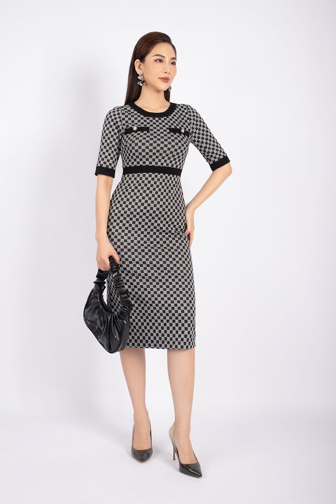 FDD9092 - Đầm công sở vải len dáng ôm cổ tròn phối màu thân ngực đính cúc trang trí - PANTIO