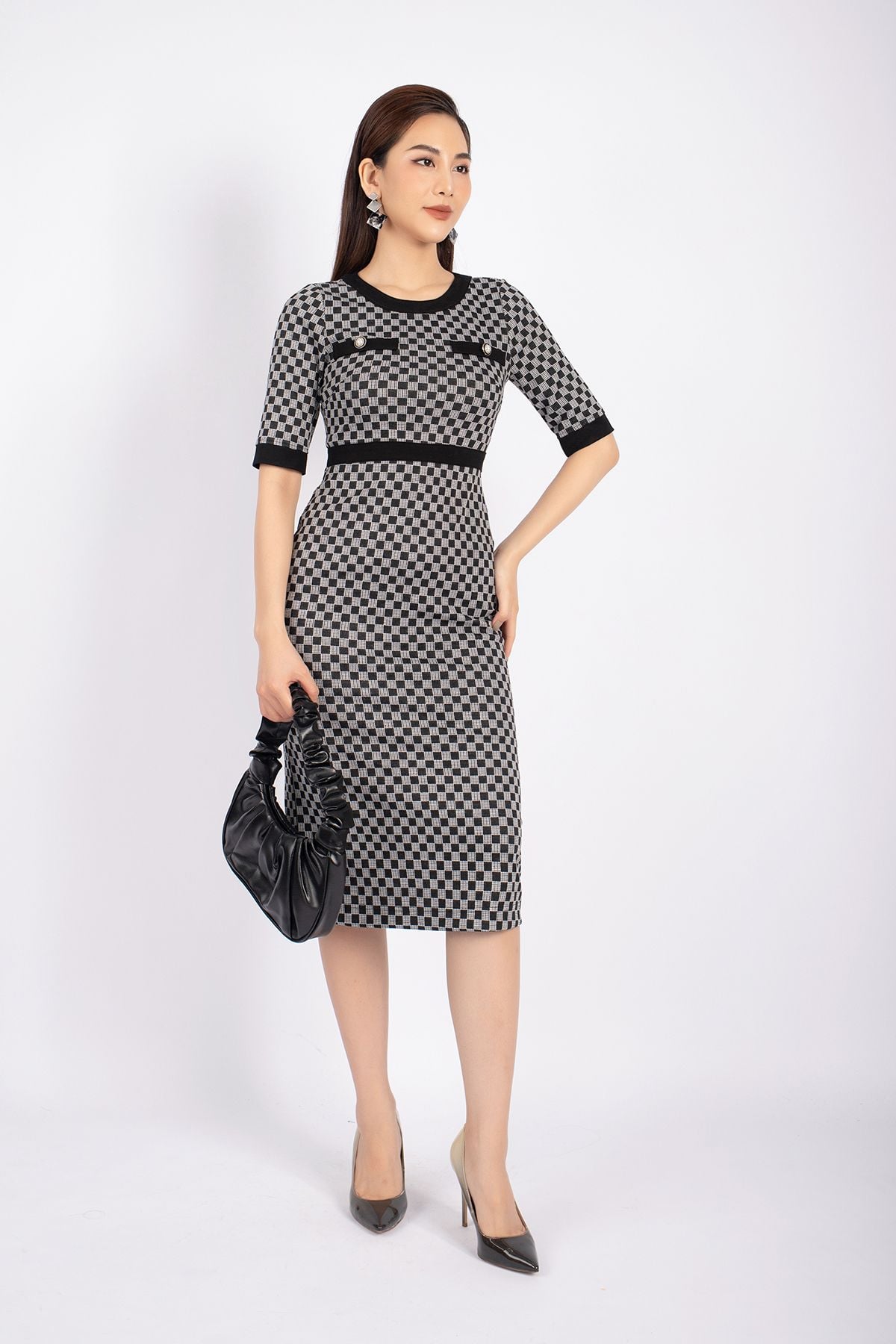 FDD9092 - Đầm công sở vải len dáng ôm cổ tròn phối màu thân ngực đính cúc trang trí - PANTIO